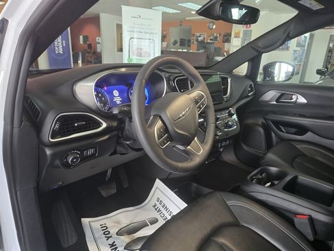 Used 2025 Chrysler Pacifica Select FWD image 9