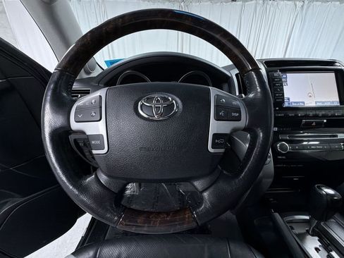 Used 2015 Toyota Land Cruiser image 16