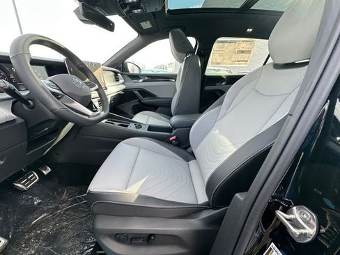 New 2026 Volkswagen Tiguan SE R-Line image 25