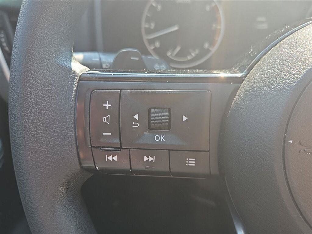 Used 2023 Nissan Rogue SV FWD image 11