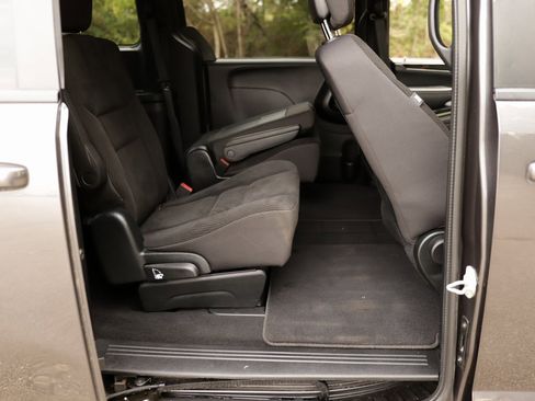 Used 2018 Dodge Grand Caravan SE image 25