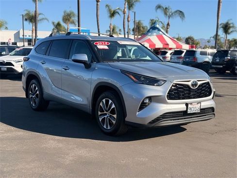 Used 2024 Toyota Highlander XLE image 3