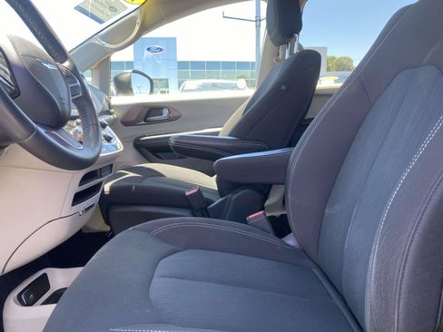 Used 2022 Chrysler Voyager LX FWD image 14