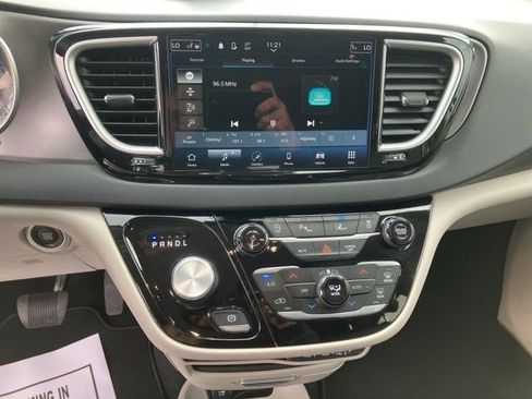 Used 2024 Chrysler Pacifica Touring-L FWD image 15