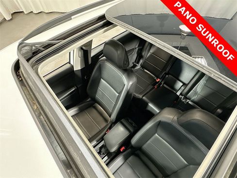 Used 2021 Volkswagen Tiguan SE w/ Panoramic Sunroof Package image 22