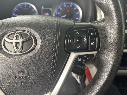 Used 2019 Toyota Highlander LE AWD/4WD image 13
