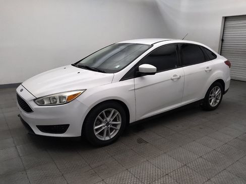Used 2018 Ford Focus SE FWD image 2