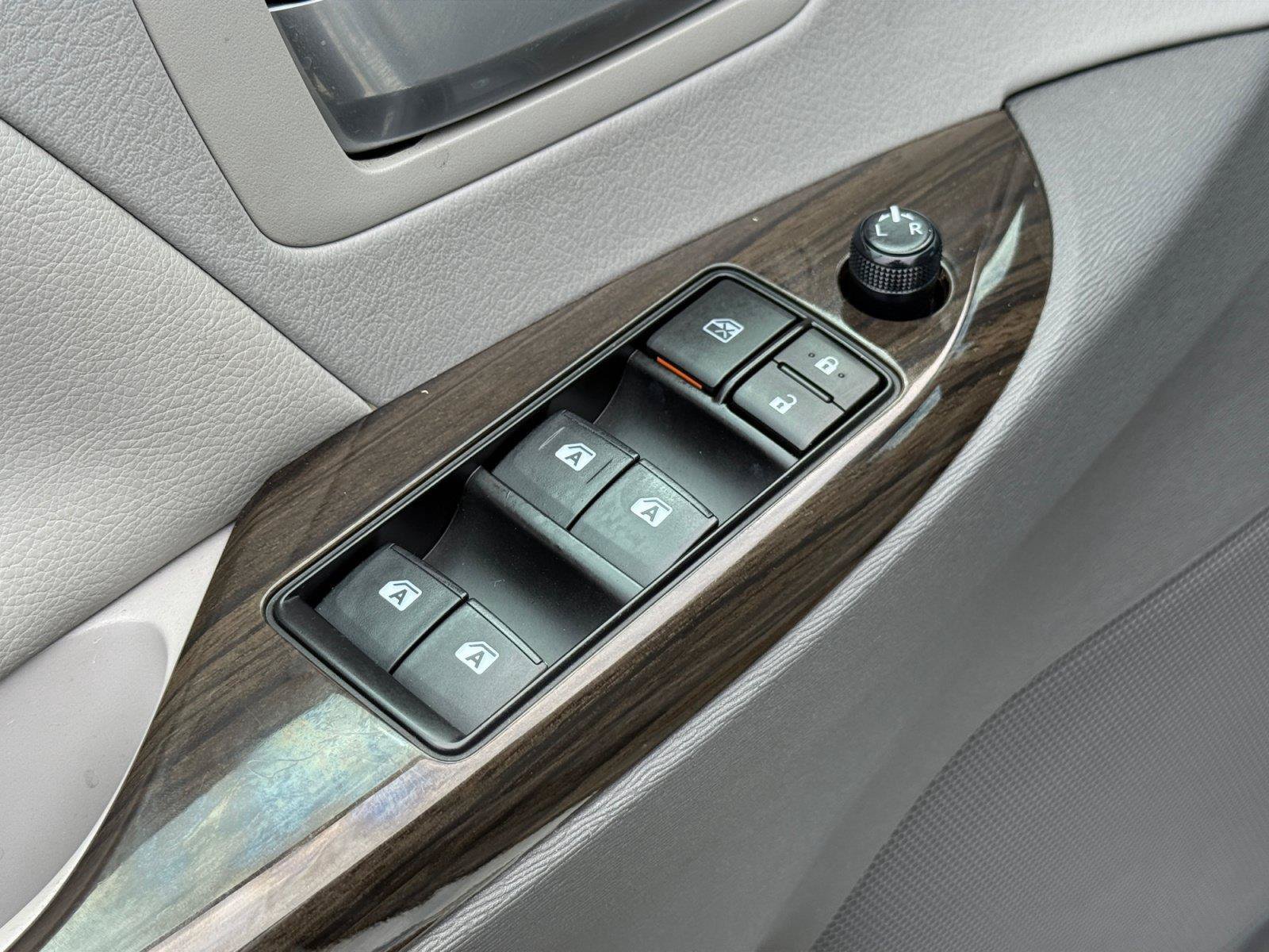 Used 2017 Toyota Sienna XLE w/ XLE Navigation Package FWD image 25