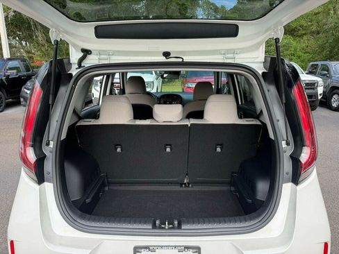 Used 2025 Kia Soul LX w/ LX Technology Package FWD image 8
