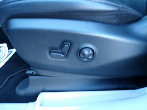 Used 2023 Chrysler Pacifica Touring-L image 17