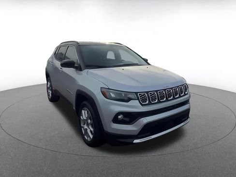 Used 2025 Jeep Compass Limited image 3