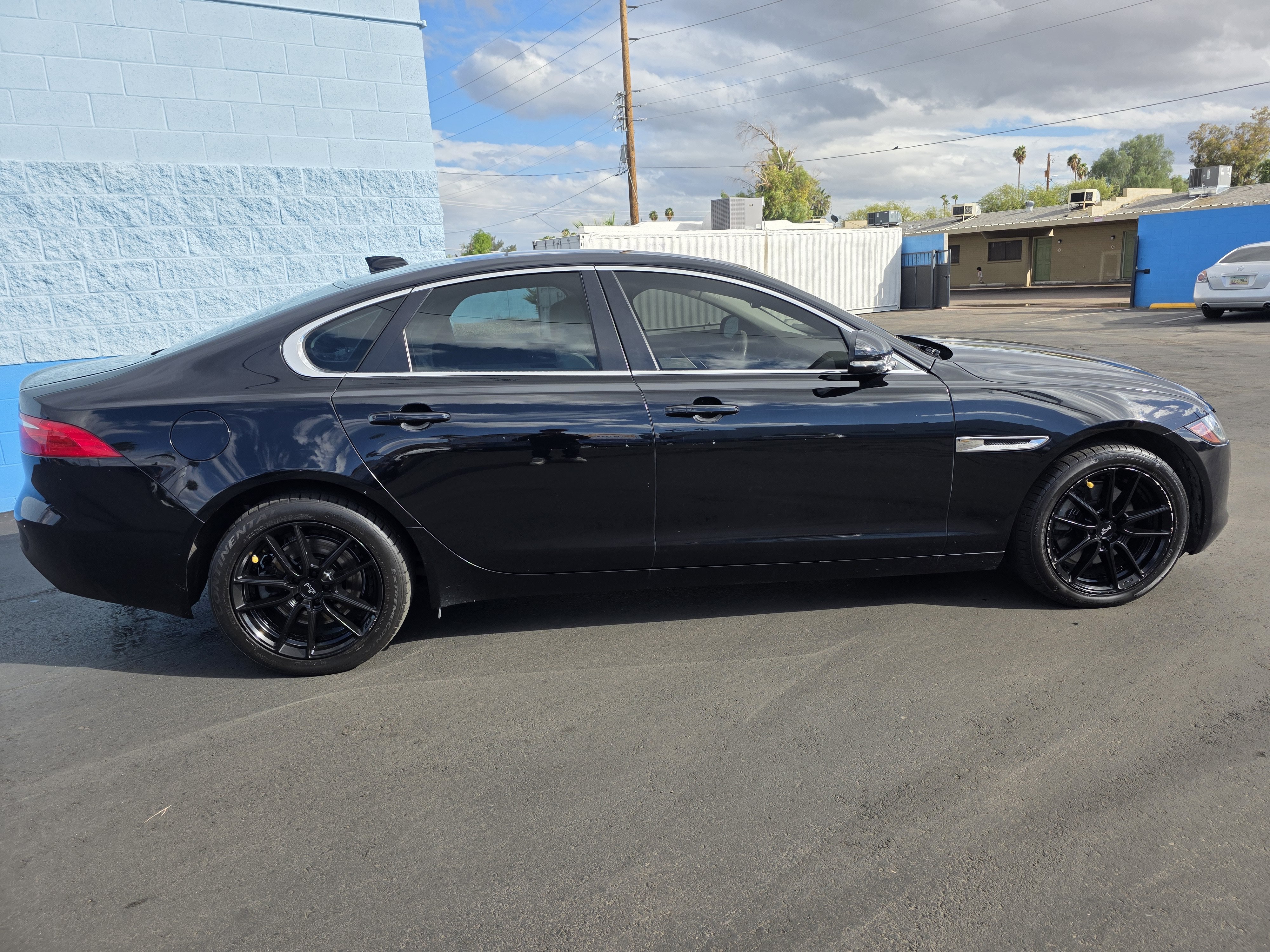 Used 2018 Jaguar XF Premium RWD image 3