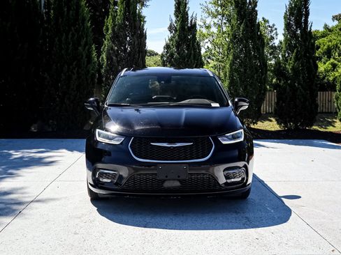 Used 2025 Chrysler Pacifica Select FWD image 3