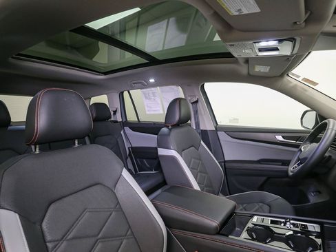 Certified 2025 Volkswagen Atlas Peak Edition SE AWD/4WD image 22
