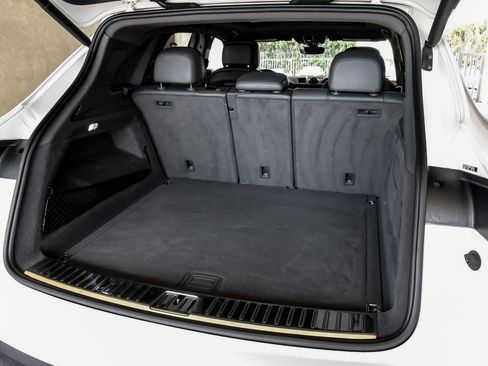 Used 2021 Porsche Cayenne w/ Premium Package image 59