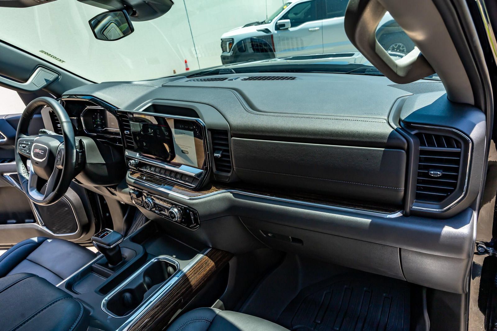 Used 2025 GMC Sierra 1500 Elevation w/ Elevation Premium Package AWD/4WD image 18