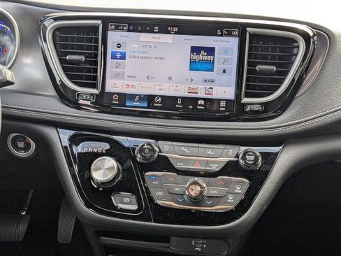 New 2026 Chrysler Pacifica Select FWD image 18