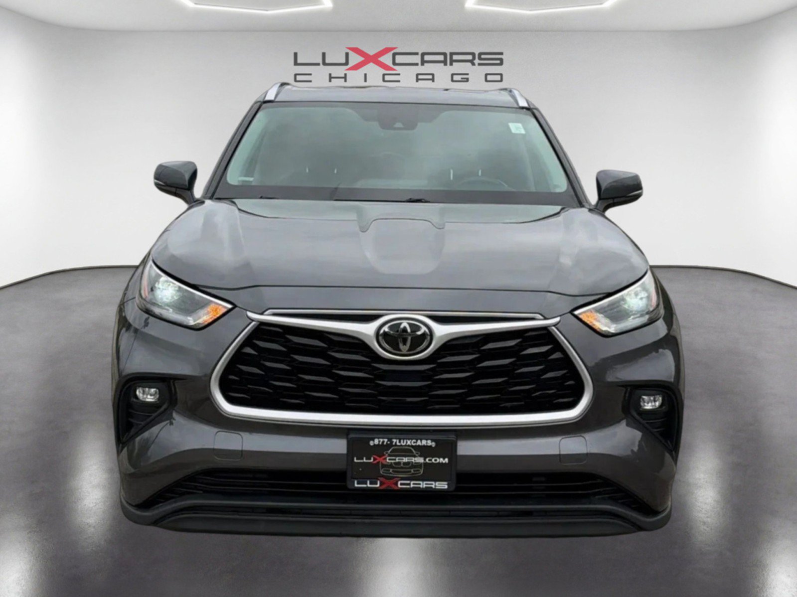 Used 2021 Toyota Highlander XLE AWD/4WD image 3