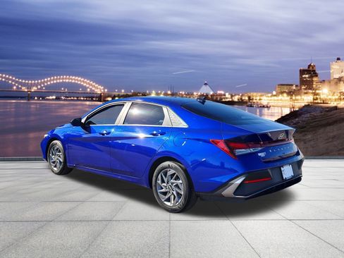 Used 2024 Hyundai Elantra SEL image 3