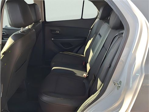 Used 2022 Chevrolet Trax LT w/ LT Convenience Package image 38