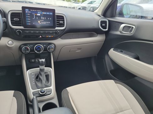 Used 2025 Hyundai Venue SEL FWD image 17