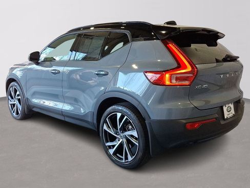Used 2022 Volvo XC40 T5 R-Design w/ Climate Package image 2
