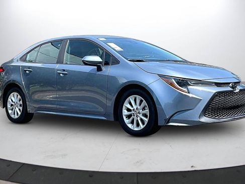 Used 2021 Toyota Corolla LE w/ LE Convenience Package FWD image 2