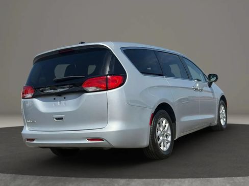 Used 2022 Chrysler Voyager LX FWD image 6