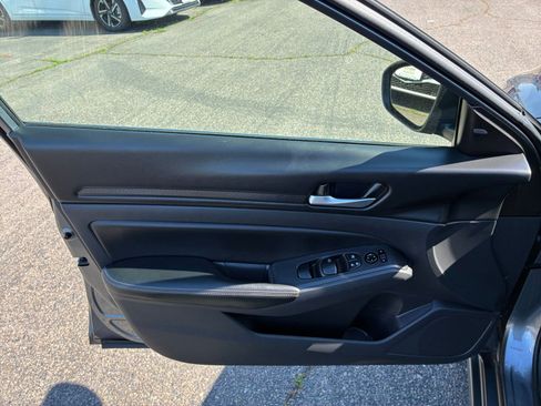 Used 2025 Nissan Altima 2.5 SV image 18