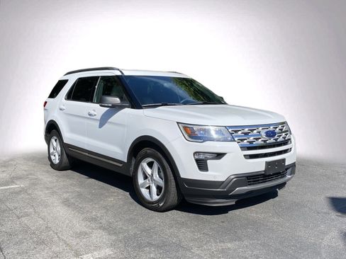 Used 2019 Ford Explorer XLT w/ Equipment Group 202A FWD image 2
