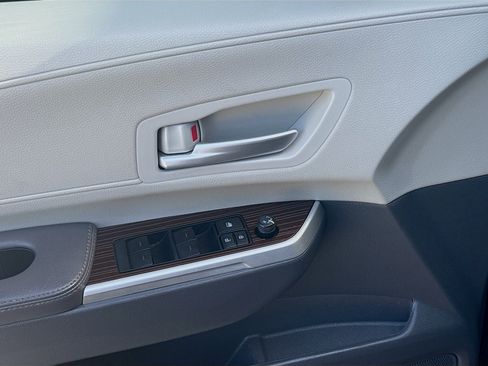Used 2024 Toyota Sienna XLE FWD image 16