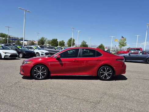 Used 2019 Toyota Camry SE FWD image 2