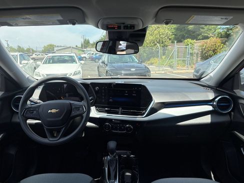 Used 2025 Chevrolet Trax LT FWD image 32