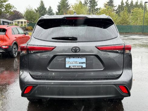 Used 2022 Toyota Highlander XLE AWD/4WD image 6