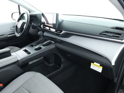 Used 2025 Toyota Sienna LE image 21