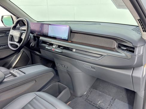 Used 2024 Kia EV9 Land image 15