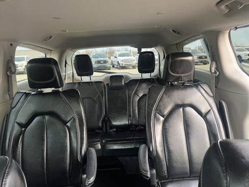 Used 2024 Chrysler Pacifica Touring-L image 14