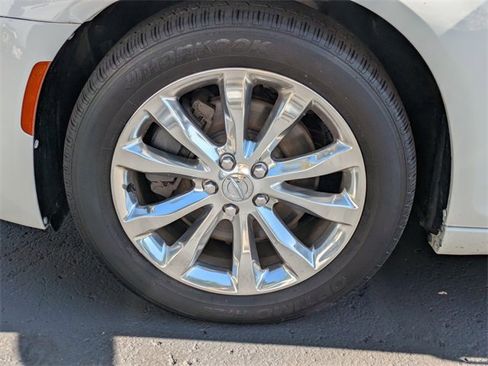 Used 2016 Chrysler 300 Limited image 34