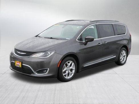 Used 2017 Chrysler Pacifica Touring-L w/ Tire & Wheel Group FWD image 3