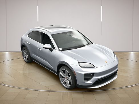 Certified 2025 Porsche Macan 4 Electric AWD/4WD image 39
