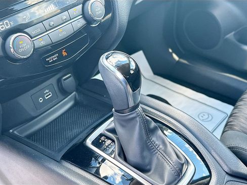 Used 2018 Nissan Rogue SV w/ Premium Package image 17