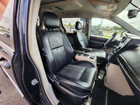 Used 2013 Chrysler Town & Country Touring FWD image 17