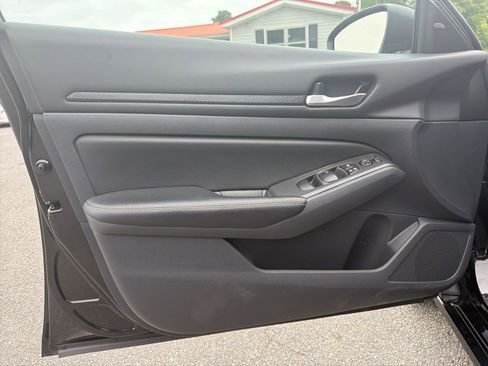 Used 2025 Nissan Altima 2.5 SV FWD image 14