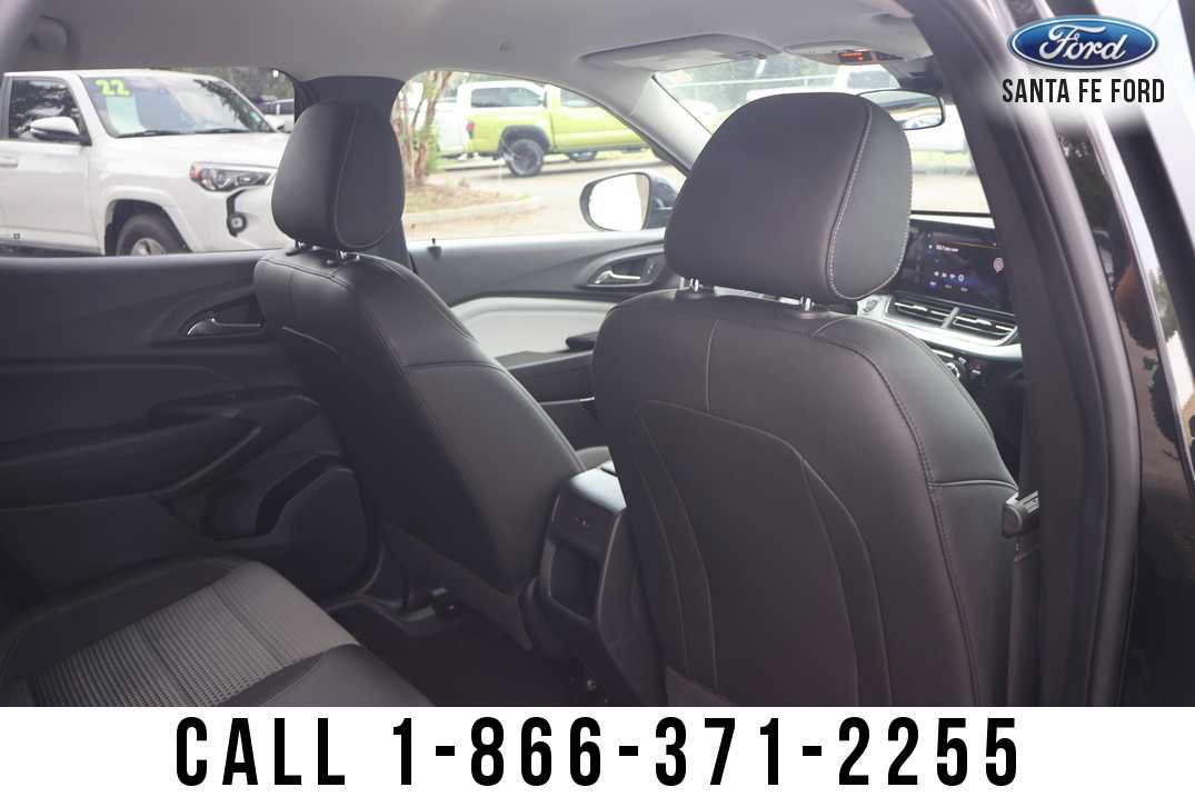 Used 2025 Chevrolet Trax LT w/ LT Convenience Package FWD image 21