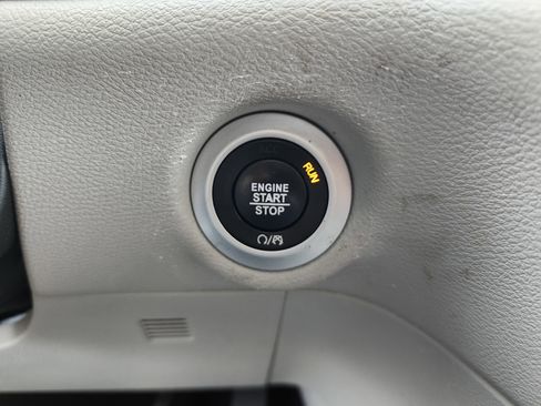 Used 2022 Chrysler Voyager LX FWD image 27