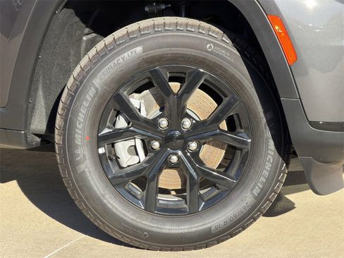 New 2025 Jeep Grand Cherokee L Altitude image 8