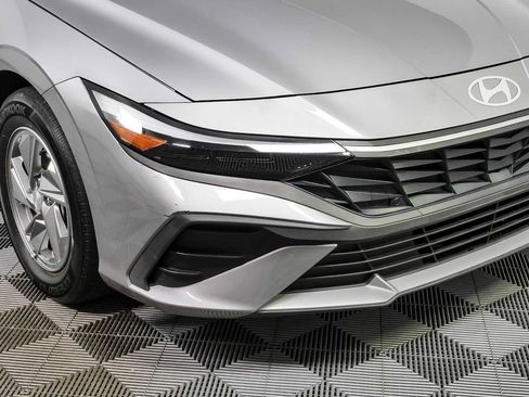 Used 2025 Hyundai Elantra SE FWD image 34