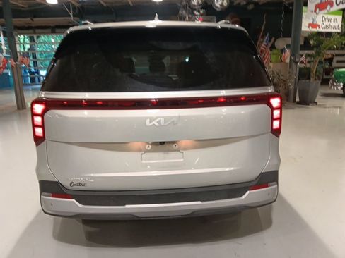 Used 2025 Kia Carnival EX FWD image 10