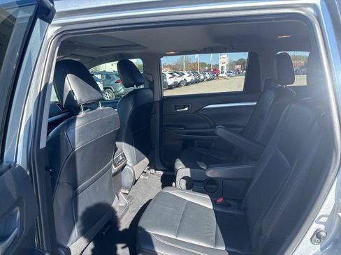 Used 2019 Toyota Highlander XLE image 16