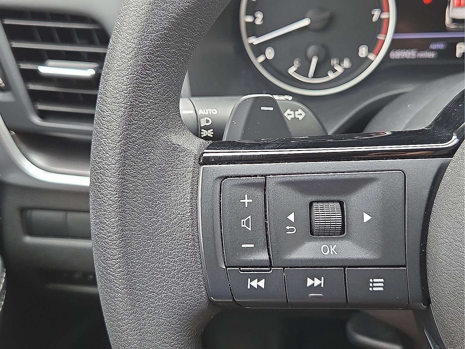 Used 2023 Nissan Rogue SV AWD/4WD image 19